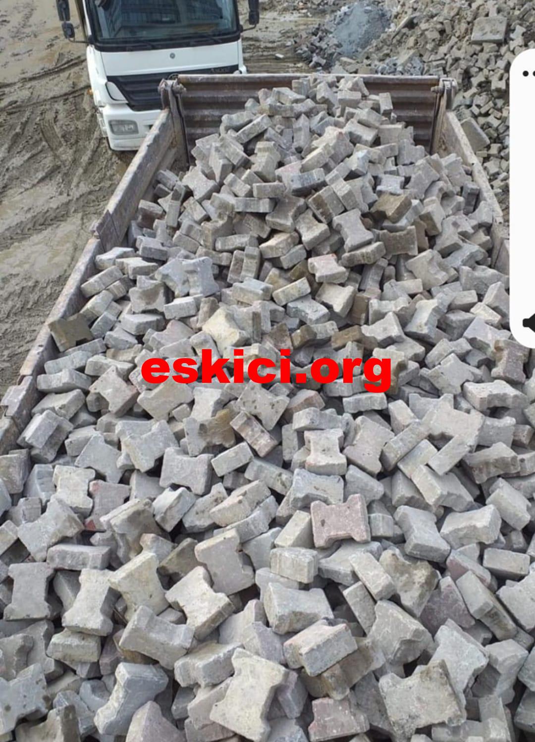 Bol miktarda çıkma ikinci el kilit taşı tanesi 50 kuruş