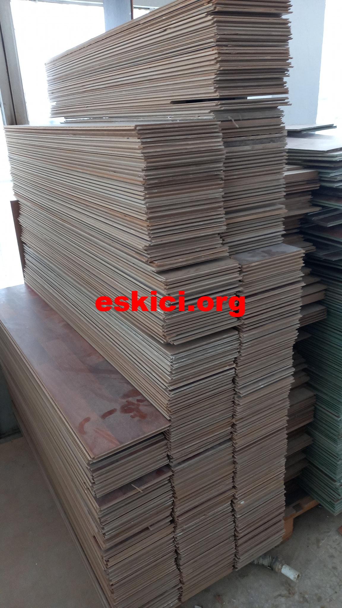 Temiz yeni sökülmüş çıkma parke koyu renk çamsan marka