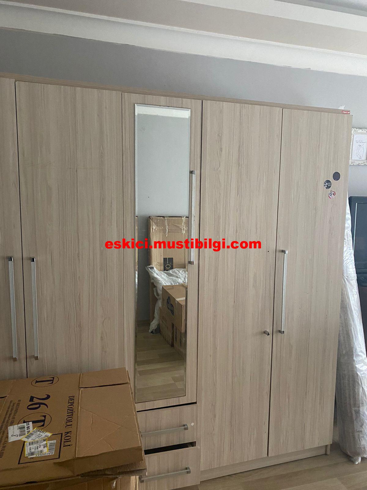 Çıkma 4 kapısı ve aynalı ikinci el eski elbise dolabı